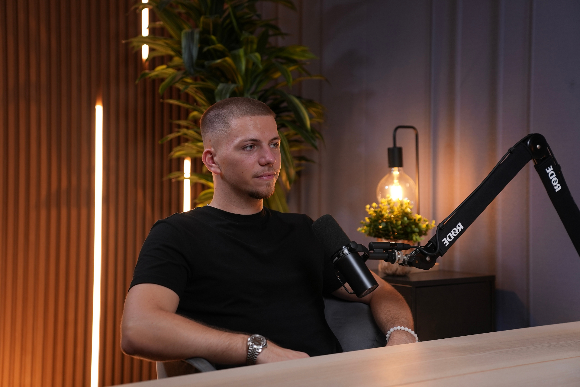 Thomas, fondateur du KAIRO Circle, devant ses écrans de trading